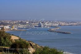 Image du Maroc Professionnelle de  Cette vue sur le port et la médina de Safi, une des plus anciennes villes du Maroc, marquée par la présence des portugais. Elle est la capitale de la région Doukkala-Abda et se situe sur le littoral atlantique, Lundi 26 Février 2007. (Photo / Abdeljalil Bounhar) 